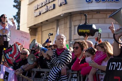 Protesta contra Netanyahu, el lunes ante el tribunal que le juzga en Jerusalén.