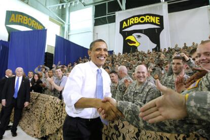 El presidente de EE UU, Barack Obama, saluda a militares que acaban de regresar de Afganistán en Fort Campbell, Kentucky.