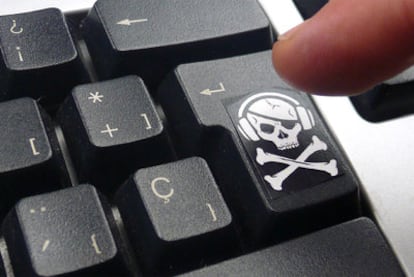 La calavera que simboliza la actividad de los piratas decora una tecla de un ordenador.