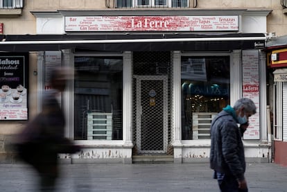 Un bar cerrado de Vitoria, la semana pasada.