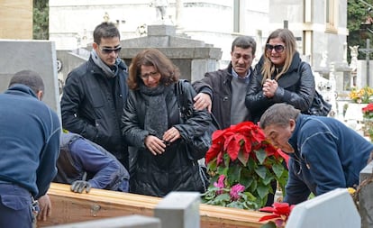 Los padres y hermanos de Mario Biondo en Sicilia durante la exhumación del cuerpo de su hijo.