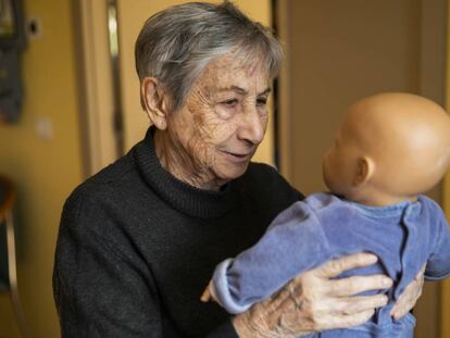 Esther Alonso sostiene en brazos a uno de los muñecos.