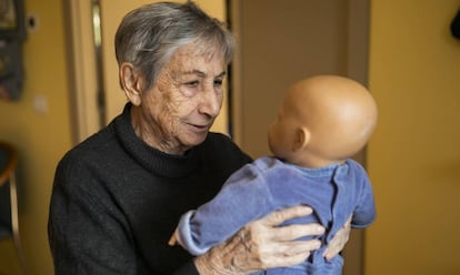 Esther Alonso sostiene en brazos a uno de los muñecos.