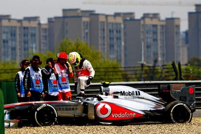 Sergio Pérez (McLaren), tras estrellar su monoplaza durante la primera sesión de entrenamientos en el circuito internacional de Shangai.