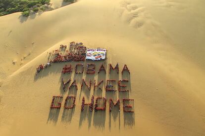 Fotografía cedida por el departamento de prensa de la gobernación del estado Falcón, donde se observa a un grupo de personas formar la frase "#Obama yankee go home" en Falcón (Venezuela). El presidente estadounidense, Barack Obama, declaró que la situación en Venezuela representa "una amenaza inusual y extraordinaria a la seguridad nacional" de EE UU y anunció también la aplicación de sanciones a siete altos cargos del Gobierno venezolano.