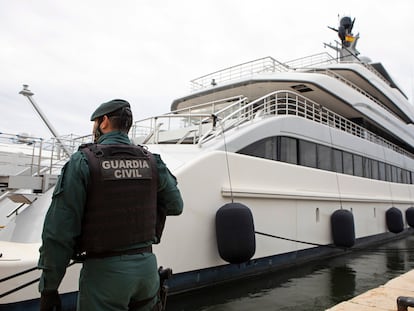 Un guardia civil custodiaba este lunes el megayate 'Tango' en el puerto de Palma.
