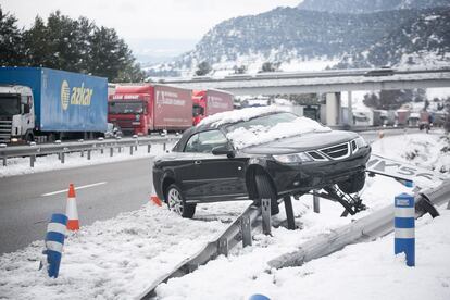 Un vehicle accidentat en primer pla, a la A2, amb una cua de camions al darrere.