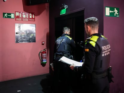 Inspección de la Guardia Urbana en la discoteca Arena de Barcelona.