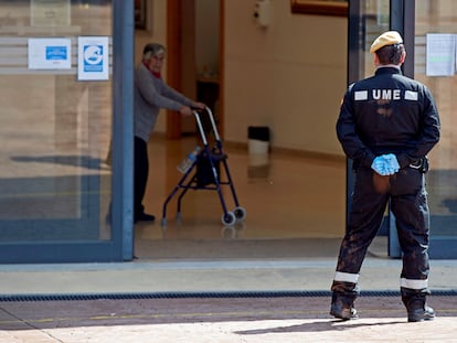 Efectivos del UME trabajan en la desinfección de la residencia Los Sauces, de Sant Boi del Llobregat (Barcelona).