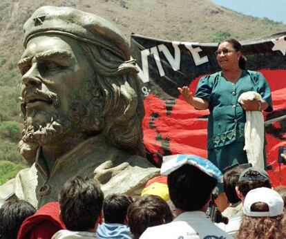 La l&iacute;der minera boliviana Domitila Chungara, durante un acto de homenaje al Che en 1997.