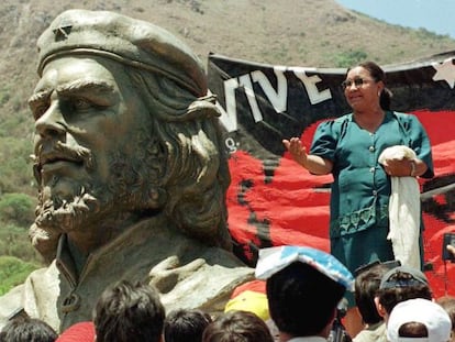 La l&iacute;der minera boliviana Domitila Chungara, durante un acto de homenaje al Che en 1997.