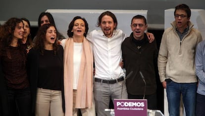Tania González (segunda por la izquierda) durante el acto de clausura de la Asamblea Ciudadana de Podemos en 2014.