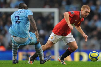 Scholes se escapa de Richards.