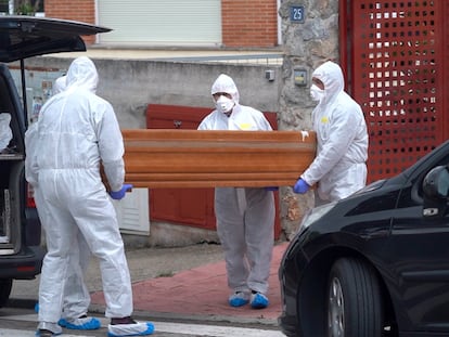 Varios operarios realizan un traslado de cadáveres de la residencia geriátrica "Los Peñascales", en Torrelodones (Madrid) el 14 de abril.