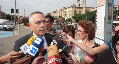 Pere Navarro, ayer atendiendo a la prensa en la plaza de Catalunya de Girona.