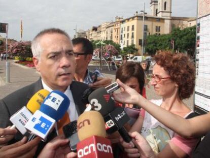 Pere Navarro, ayer atendiendo a la prensa en la plaza de Catalunya de Girona.