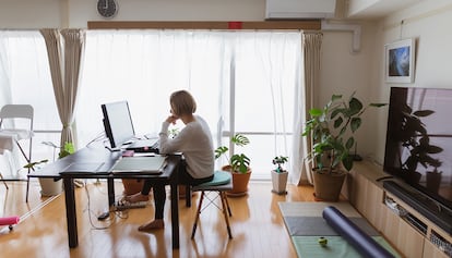 En muchos hogares donde los dos teletrabajan, ellas han quedado relegadas a los espacios menos tranquilos para trabajar.