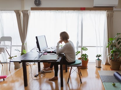 En muchos hogares donde los dos teletrabajan, ellas han quedado relegadas a los espacios menos tranquilos para trabajar.