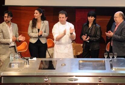 El Congreso de Cocina de Autor de Vitoria homenajeó ayer a Santi Santamaria. Quique Dacosta, primero a la izquierda, con Martín Berasategui, y Cristino Álvarez, aparecen con la hija y la mujer del cocinero catalán fallecido en su restaurante de Singapur.