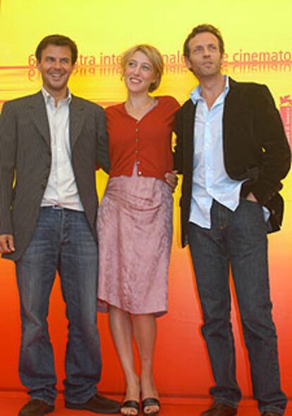 François Ozon, Valeria Bruni-Tedeschi y Stéphane Freiss (de izquierda a derecha), ayer en Venecia.