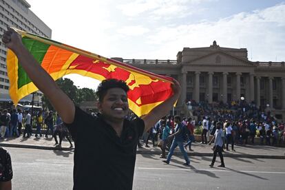 Un hombre sujeta la bandera nacional de Sri Lanka en Colombo, este miércoles.