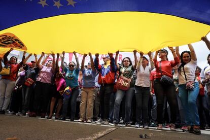Cientos de chavistas marchan hoy hacia el Palacio Federal Legislativo, en Caracas, para apoyar la instalación de la Asamblea Nacional Constituyente (ANC), un órgano que estará integrado por 545 representantes, todos afines al Gobierno venezolano, y que redactará una nueva Carta Magna.