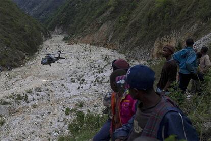 Varios lugareños observan la zona donde ha caído el helicóptero español.