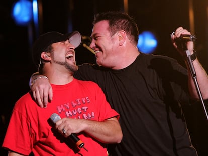 Steve Harwell, a la derecha, canta junto a Joey Fatone, de la banda 'N Sync, en un evento de Disney en 2005.