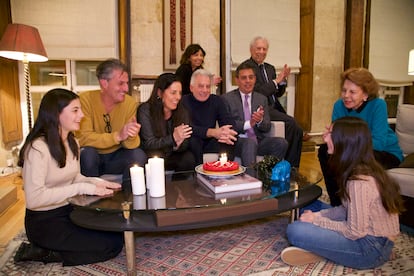 De izquierda a derecha: Isabella Reich, Stefan Reich, Morgana Vargas Llosa, Álvaro Vargas Llosa, Nada Chedid, Gonzalo Vargas Llosa, Mario, Patricia y Anaís Reich, a principios de febrero en la casa del escritor en París.
