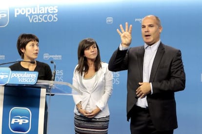 Álvaro Ortega en la presentación de la iniciativa en la sede del PP, junto a Nerea Llanos.