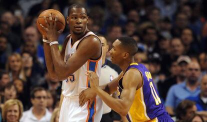 Durant, con el bal&oacute;n ante Wesley Johnson.