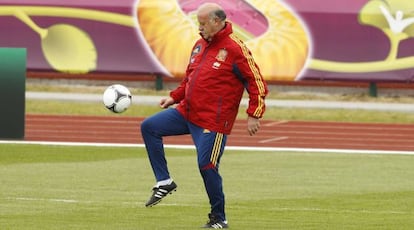 Del Bosque toca balón en un entrenamiento de España.