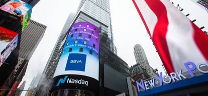 Pantallas gigantes de la Torre Nasdaq en Times Square (Nueva York) con el logo de BBVA