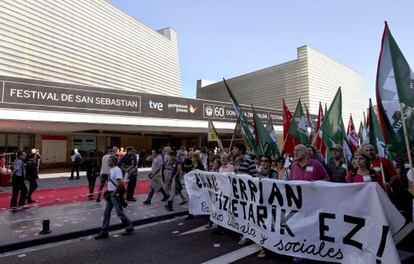 Manifestantes frente al Kursaal de San Sebasti&aacute;n, esta ma&ntilde;ana.