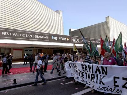 Manifestantes frente al Kursaal de San Sebasti&aacute;n, esta ma&ntilde;ana.