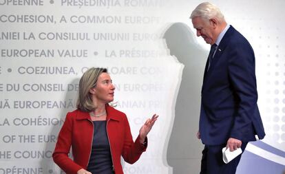 La jefa de la diplomacia europea, Federica Mogherini, junto al ministro rumano de Exteriores, Teodor Melescanu.