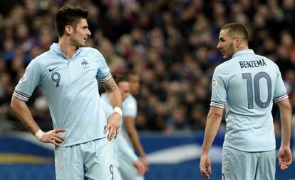 Giroud, a la izquierda, junto a Benzema.