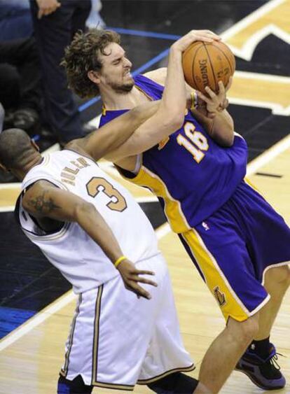 Pau Gasol pelea con un balón con Caron Butler, de los Washington Wizards.