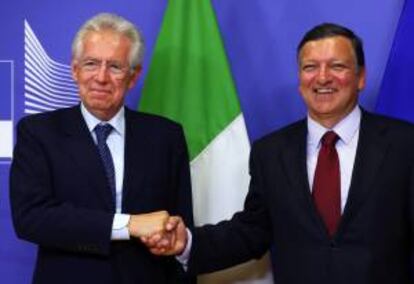 El primer ministro de Italia, Mario Monti (i), y el presidente de la Comisión Europea, José Manuel Barroso (d), previo a una reunión en la sede de la Comisión Europea en Bruselas (Bélgica). EFE/Archivo