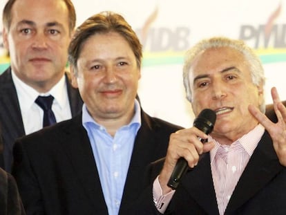 Michel Temer gesticula ao lado de Rodrigo Rocha Loures durante ato em maio de 2014 em Curitiba.