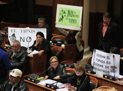 Diputados bolivianos protestan contra la anulaci&oacute;n de la ley que proteg&iacute;a el Tipnis. 