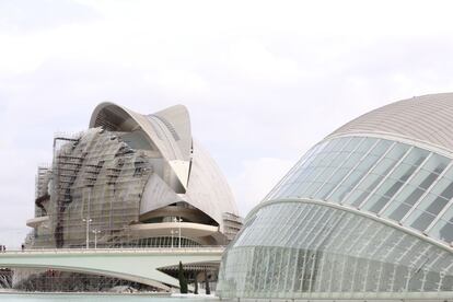 En primer plano, l´Hemisfèric. El primer edificio que el arquitecto Santiago Calatrava construyó en la Ciudad de las Artes y las Ciencias de Valencia (1998). Detrás se puede contemplar el Palau de les Arts.