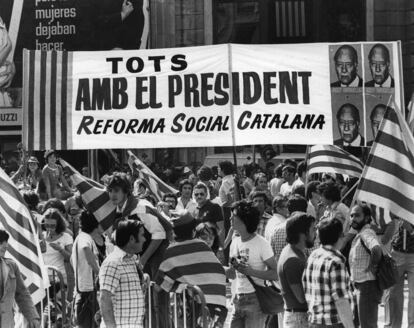 Manifestació de la Diada de 1977 amb pancartes de suport a Tarradellas.