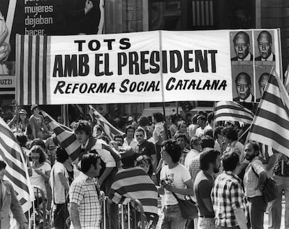 Manifestaci&oacute;n de la Diada de 1977 con pancartas de apoyo a Tarradellas.