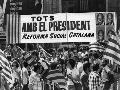 Manifestaci&oacute;n de la Diada de 1977 con pancartas de apoyo a Tarradellas.