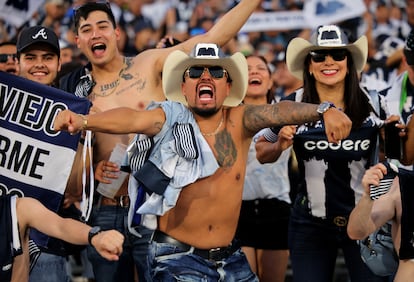 Tifosi del Monterrey al Rose Bowl di Pasadena durante il pareggio per 1-1 della loro squadra contro l'Inter, il primo giorno della fase a gironi della Coppa del Mondo per club FIFA.