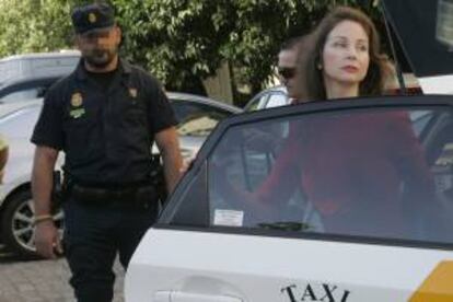 La juez que investiga los ERE fraudulentos, Mercedes Alaya, a su llegada hoy, martes 8 de octubre de 2013, a los juzgados de Sevilla, donde presta declaración la exministra y exconsejera de la Junta de Andalucía Magdalena Álvarez, imputada por los delitos de prevaricación y malversación.