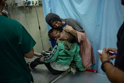 Dos niños heridos en un ataque israelí esperan a ser atendidos en un hospital de Jan Yunis, en el suroeste de la Franja. 