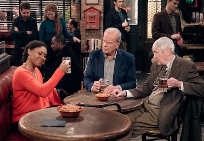 Toks Olagundoye, Kelsey Grammer y Nicholas Lyndhurst en el primer episodio de la renacida 'Frasier' (2023).