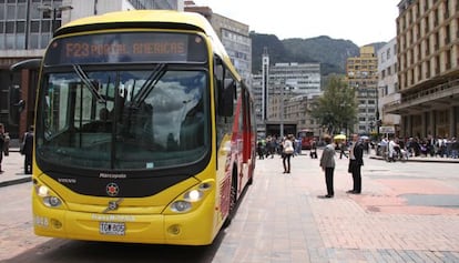 Um ônibus Transmilenio de Bogotá, Colômbia.